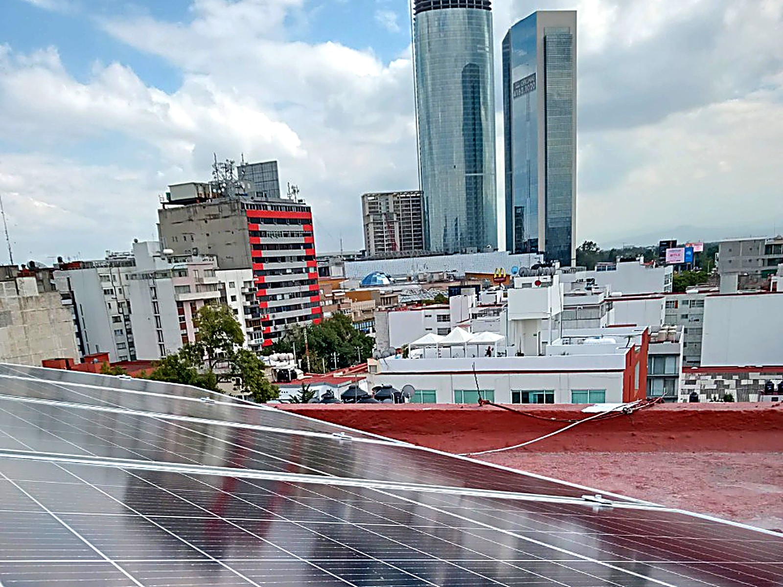 Instalación de paneles solares EHURO en azotea de la Ciudad de México